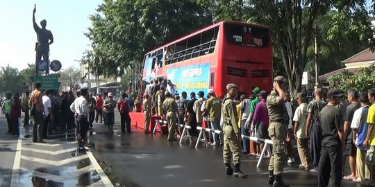 Ratusan abang becak dan kaum duafa di Solo terima sarung gratis