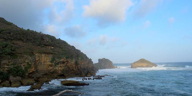 Eksotisme Pantai Jogan surga tersembunyi di Gunung Kidul 