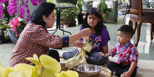 Asyiknya Ibu Ani dan cucu-cucu bikin kulit ketupat sendiri