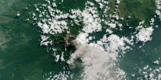 Penampakan aktivitas erupsi Gunung Raung dari satelit NASA