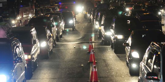 Arus mudik di Tol Jakarta-Cikampek menuju Cipali terpantau padat