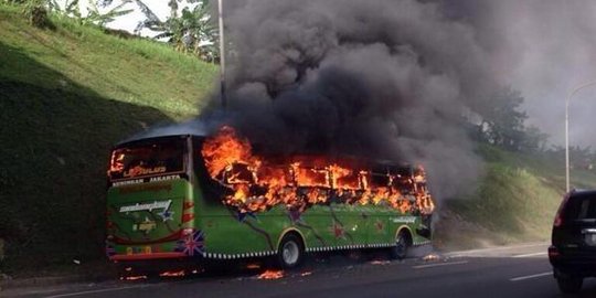 Bus pariwisata yang terbakar di Tol Jatiwaringin angkut pemudik