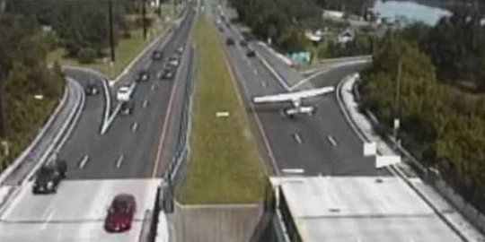 Video greget, pesawat mendarat darurat di jalan raya ramai mobil