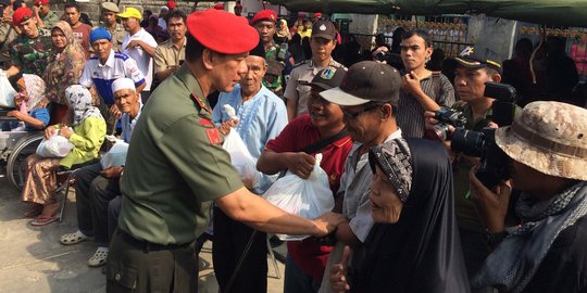 Bagi sembako, Danjen Kopassus minta warga jaga kebersihan Ciliwung