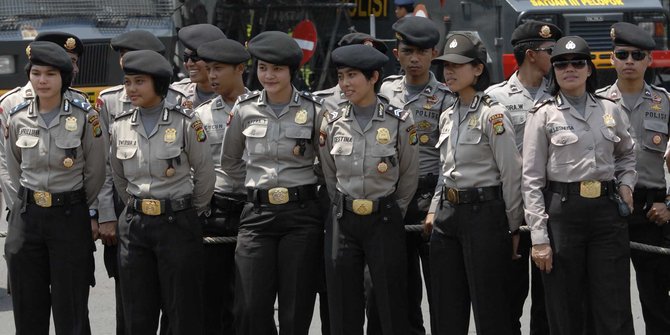 Polwan disiagakan buat gendong anak pemudik di Tanjung Priok