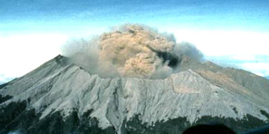 Akibat erupsi Gunung Raung, penerbangan ke Juanda dialihkan ke Bali