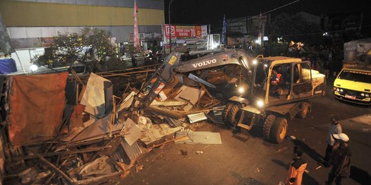 Malam takbiran, kios-kios di Pasar Anyar Bogor dibongkar