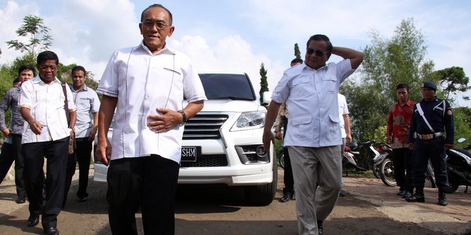 Prabowo dan Ical Salat Id bareng di Masjid Al Bakrie