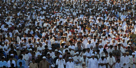 Ribuan warga Jatinegara gelar Salat Id di jalan raya