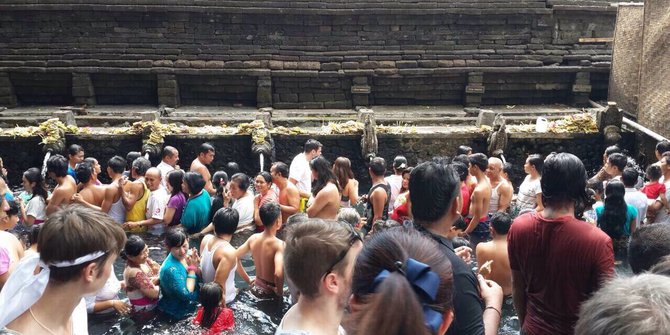 Antre buang sial di pancuran Tirta Empul Istana Tampaksiring