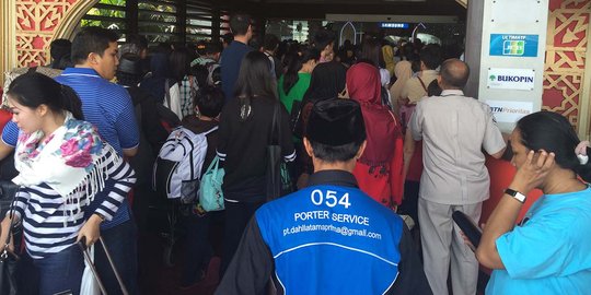 Masih ditutup, penumpang tetap berdatangan ke Bandara Babullah