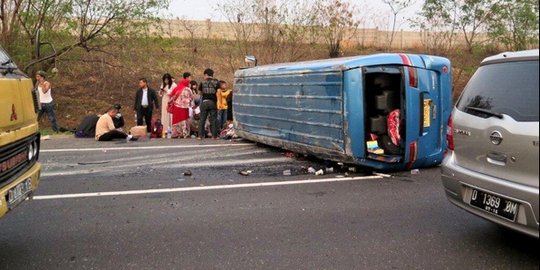 Bus terguling di Temanggung, empat orang tewas