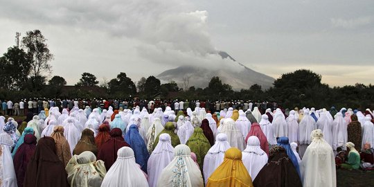 Erupsi tiga gunung berapi warnai perayaan Idul Fitri di Indonesia
