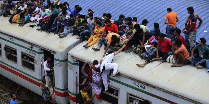 Parahnya mudik di Bangladesh, ibu-ibu nekat naik atap kereta