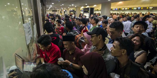 Nestapa orang-orang gagal mudik Lebaran akibat erupsi Raung