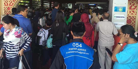 Penerbangan masih ditutup,ratusan penumpang datangi Bandara Babullah
