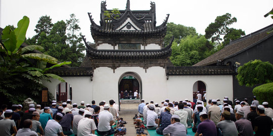 Kekhusyukan muslim minoritas China Salat Id di masjid mirip kuil