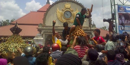 Belum didoakan, Gunungan Keraton Yogya sudah diserbu warga