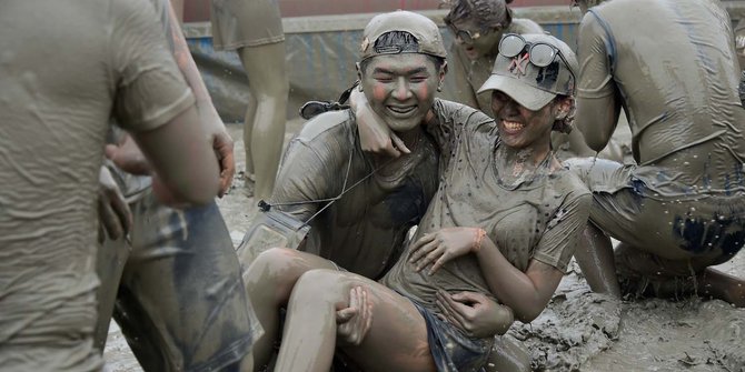 Keseruan bermain lumpur di Festival Mud Boryeong