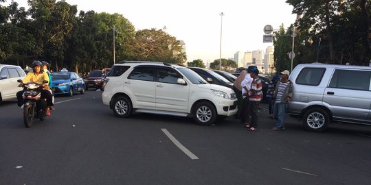 Jalan Merdeka Barat berubah jadi lahan parkir pengunjung monas