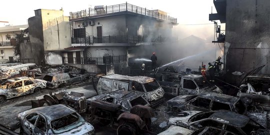 Kebakaran hutan merembet ke kota, puluhan mobil dan bangunan hangus