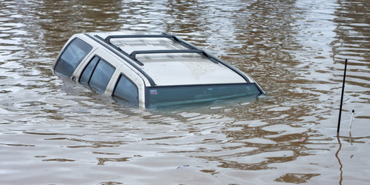 Mobil terperosok ke sungai, bocah 4 tahun tewas terjebak di dalam