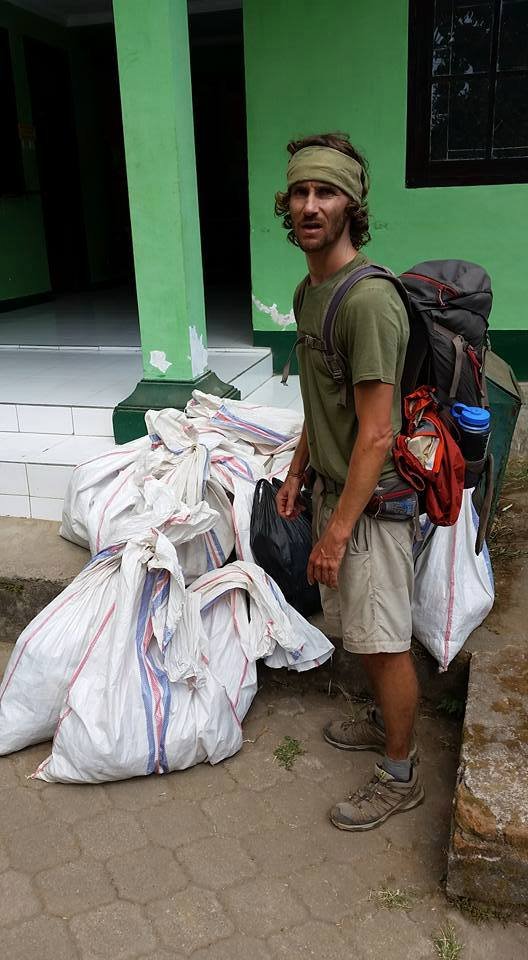 pendaki bule bawa sampah rinjani