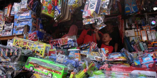 Berkah Lebaran, omzet pedagang mainan di Pasar Gembrong meningkat