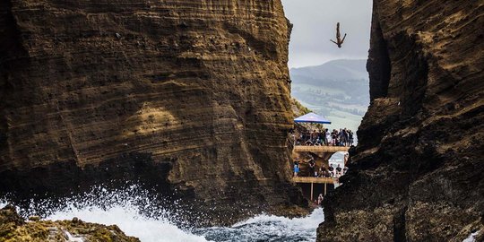 Sensasi menegangkan terjun ke laut dari tebing setinggi 27 meter