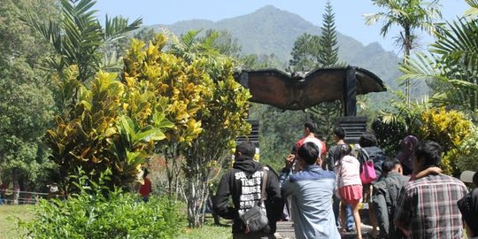Lebaran hari kedua, wisata Goa Lawa diserbu pengunjung