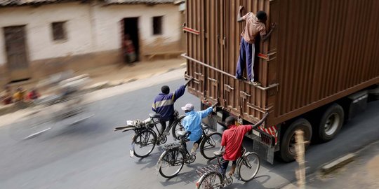 Aksi berbahaya pesepeda Burundi nebeng di belakang truk