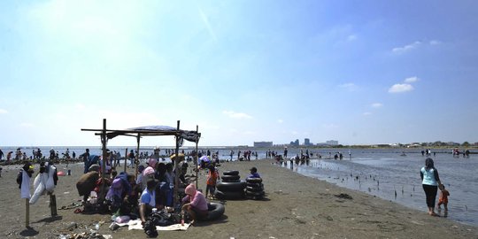Berwisata murah meriah di Pantai Marunda
