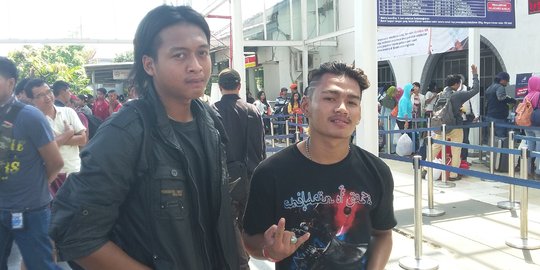 Mudik ala anak punk naik kereta dari Jakarta menuju Lamongan