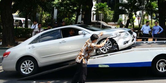 Tabrak taksi di Jalan Rasuna Said, mobil staf Kedubes Rusia ringsek