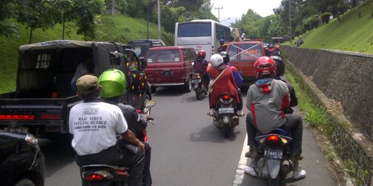 Urai kemacetan pemudik di jalur Puncak, polisi berlakukan one way