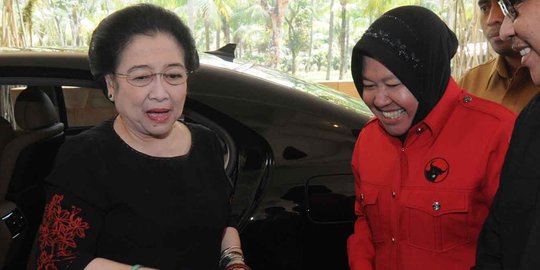 Keakraban Mega dan Risma hadiri sekolah calon kepala daerah PDIP