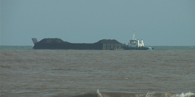 Sungai Barito surut, sejumlah kapal tongkang dan kapal tunda karam
