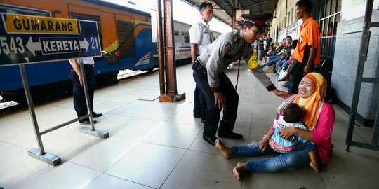 Ketinggalan kereta, wanita ini menangis di peron Stasiun Pasar Senen