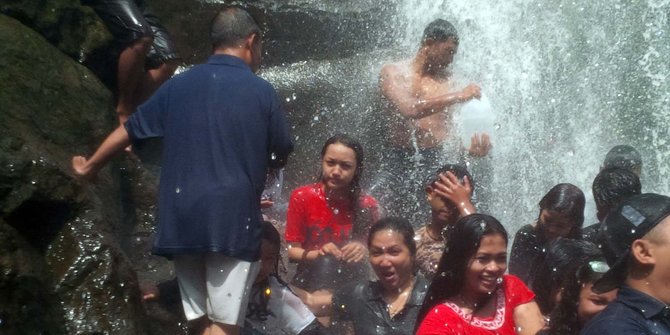 Keceriaan wisatawan mandi di bawah Air Terjun Sedudo sebelum longsor