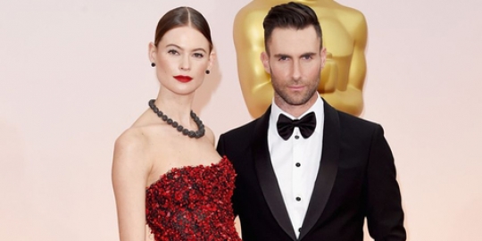 Pose di ranjang bareng istri, Adam Levine pamer kepala gundul