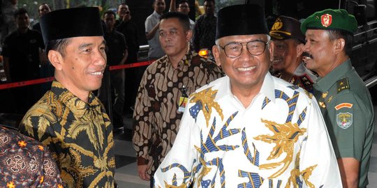 Berbatik cokelat, Jokowi gelar halal bihalal dengan para menteri