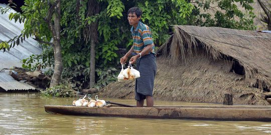 Banjir seatap rendam rumah-rumah di Myanmar