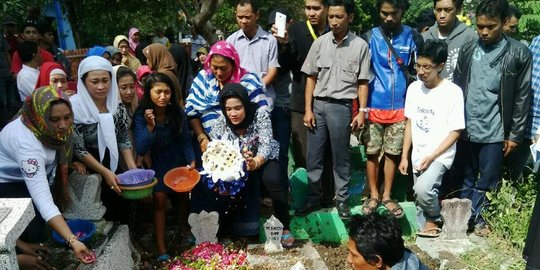 iringi pemakaman korban longsor sedudo rev2