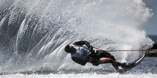 Aksi manuver memukau atlet ski mengepot di atas air