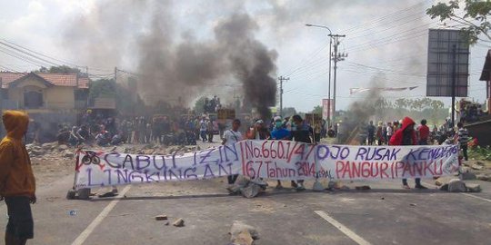 Demo tolak pabrik Indocement Pati ricuh, 1 demonstran tertembak