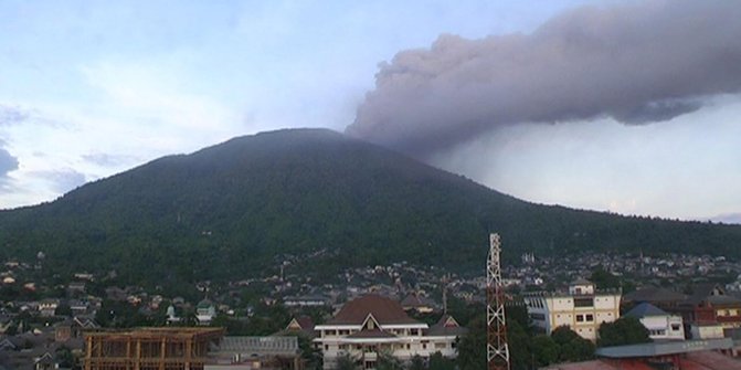 Gunung Gamalama masih erupsi, ratusan bocah terpaksa tidak sekolah