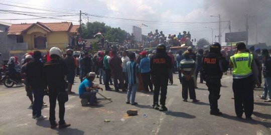2 Warga ditangkap, massa tolak pabrik semen geruduk Mapolres Pati