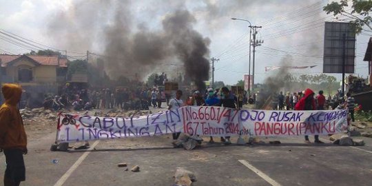 Begini suasana mencekam saat demo tolak pabrik semen di Pati