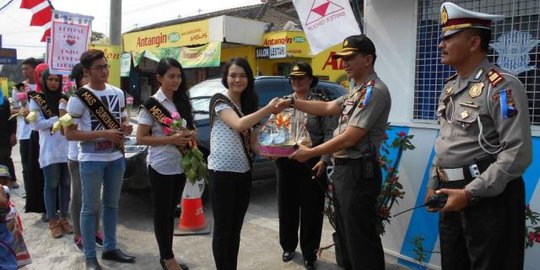 Gadis-gadis cantik ini hadiahi petugas pos Lebaran dengan ketupat