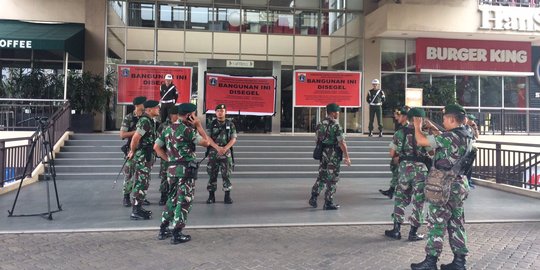 Mal Tebet Green disegel, karyawan masih sibuk angkut barang